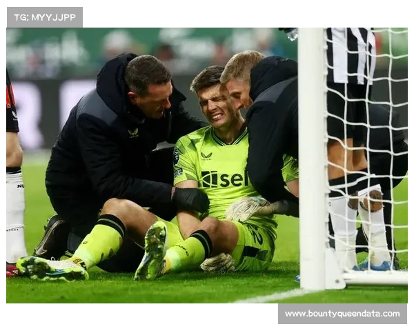 雨战中失误，纽卡斯尔门将波普手滑导致本方丢球